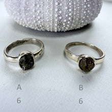 Load image into Gallery viewer, Silver ring with gemstone